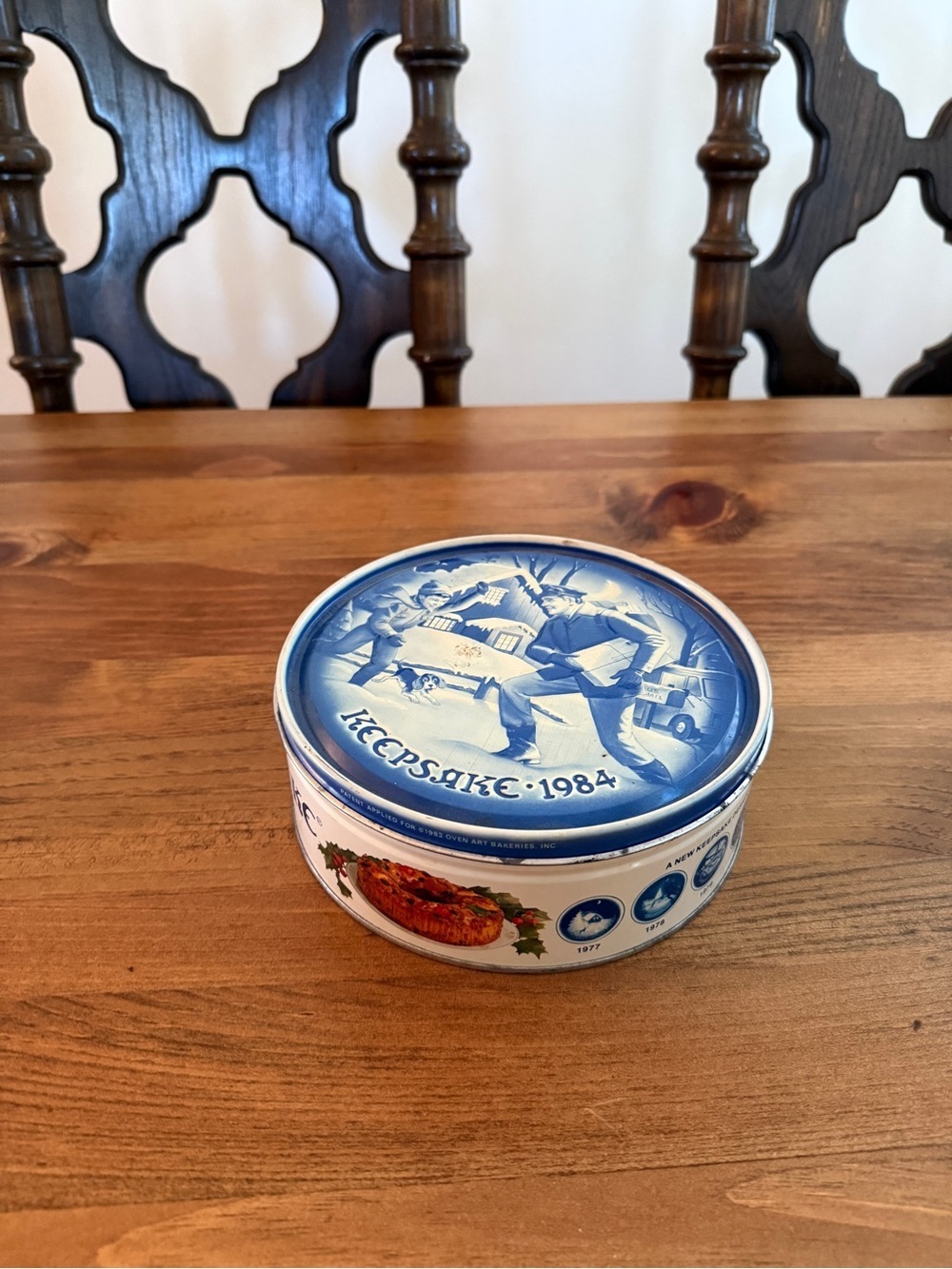 KEEPSAKE the Label Blue and White Holiday Decorative Tin 1984 vintage